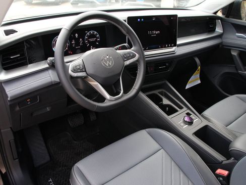 New 2026 Volkswagen Tiguan SE FWD image 9