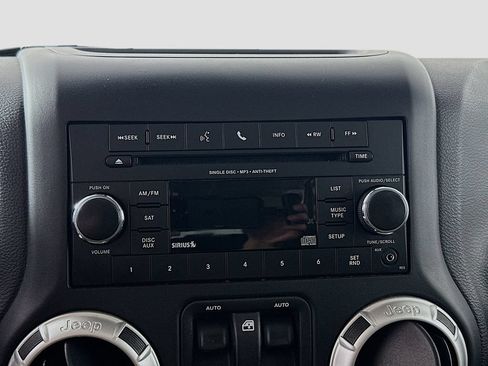 Used 2018 Jeep Wrangler Sahara w/ Connectivity Group AWD/4WD image 14