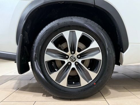 Used 2023 Toyota Highlander XLE AWD/4WD image 9