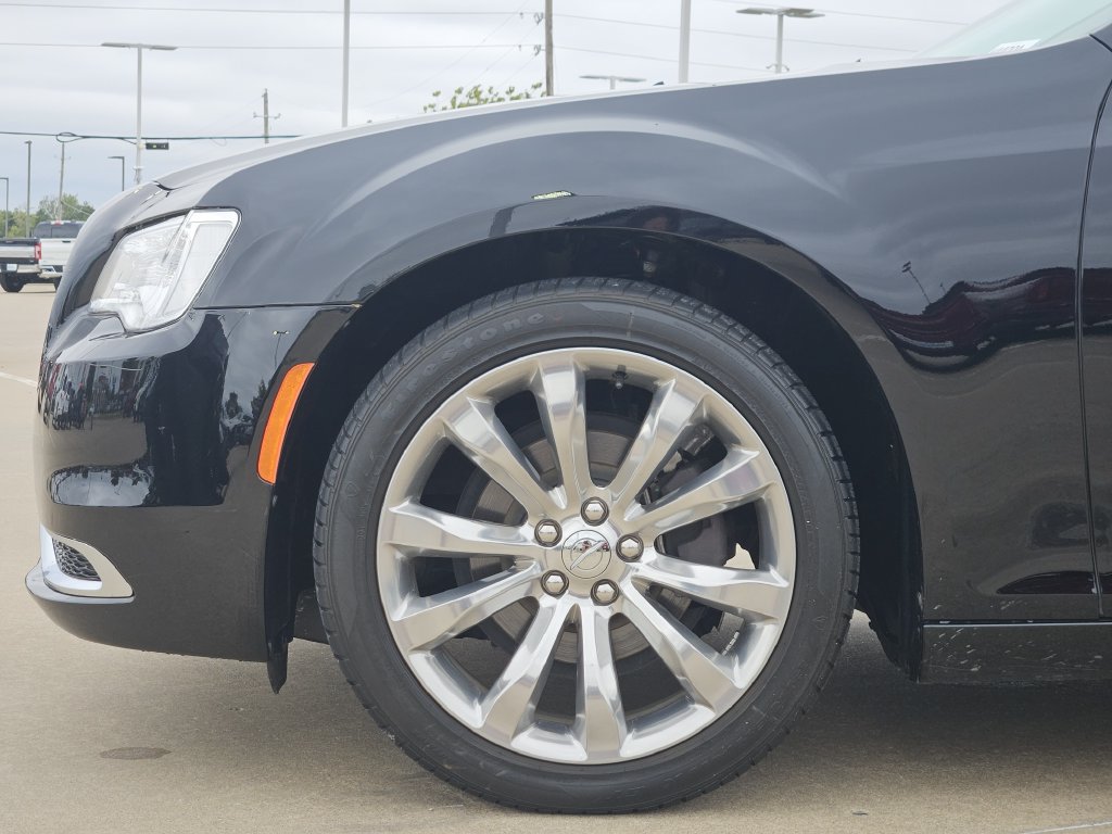 Used 2020 Chrysler 300 Touring w/ Chrome Appearance Package RWD image 8