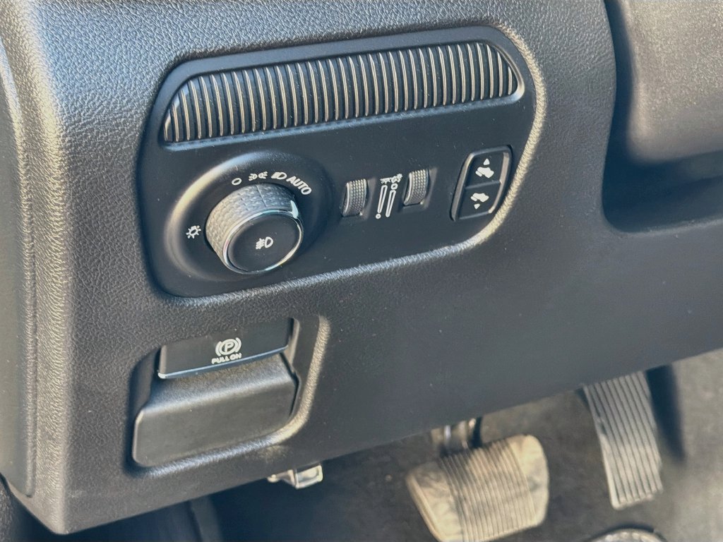 Used 2023 Jeep Wagoneer L Series II AWD/4WD image 10