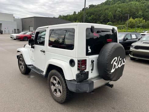 Used 2017 Jeep Wrangler Sahara w/ Connectivity Group AWD/4WD image 3