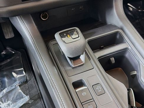 Used 2024 Nissan Pathfinder S image 33