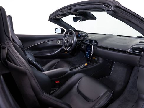 Used 2025 McLaren Artura Spider RWD image 24