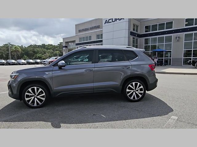 Used 2023 Volkswagen Taos SE w/ Panoramic Sunroof Package FWD image 17