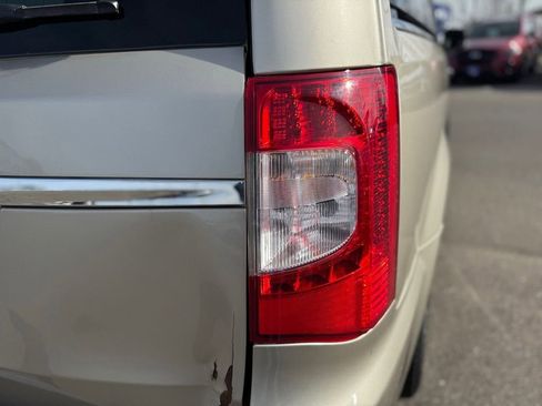 Used 2014 Chrysler Town & Country Touring-L w/ Driver Convenience Group image 44