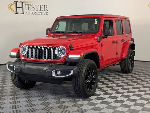 Used 2025 Jeep Wrangler Unlimited Sahara w/ Safety Group AWD/4WD image 4