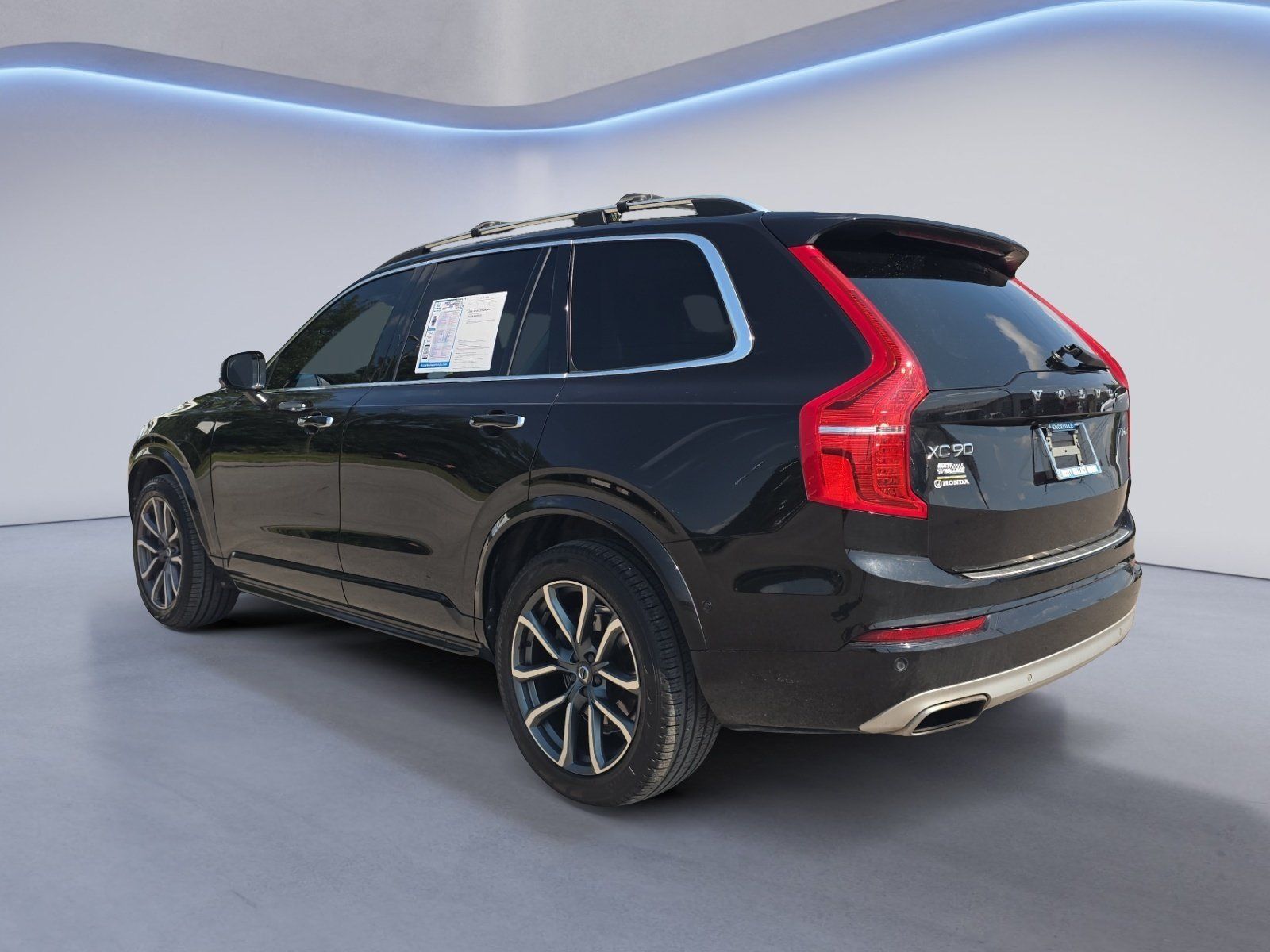 Used 2017 Volvo XC90 T6 Momentum w/ Vision Package AWD/4WD image 3