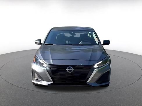 Used 2025 Nissan Altima 2.5 SV FWD image 3