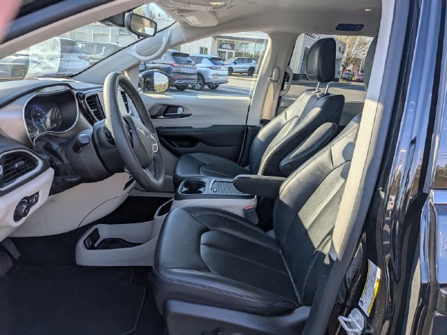 Used 2024 Chrysler Pacifica Touring-L FWD image 15