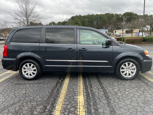 Used 2014 Chrysler Town & Country Touring image 6