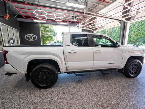 Certified 2025 Toyota Tacoma SR5 AWD/4WD image 5