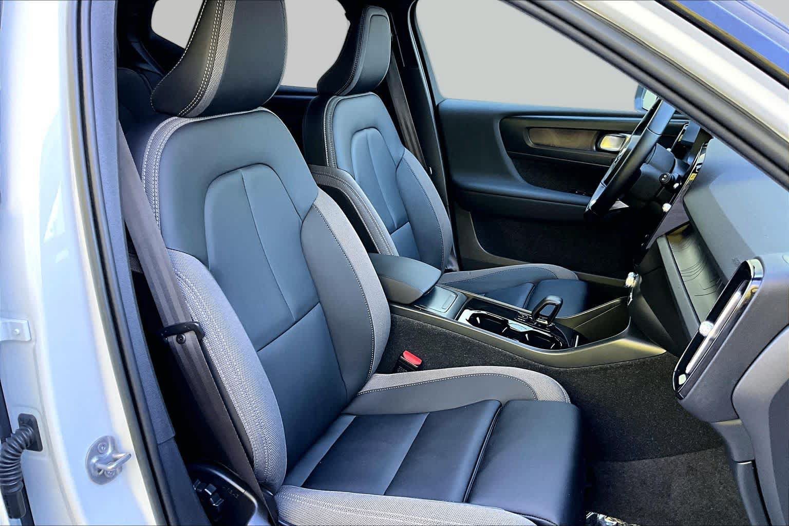 Used 2023 Volvo XC40 Recharge Core AWD/4WD image 7
