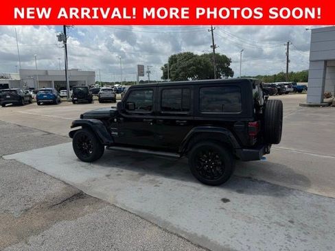Used 2023 Jeep Wrangler Sahara w/ Cold Weather Group AWD/4WD image 5
