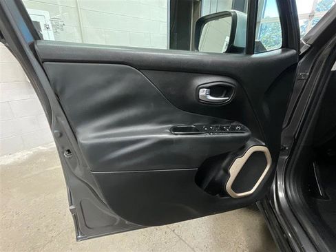 Used 2016 Jeep Renegade Limited FWD image 10