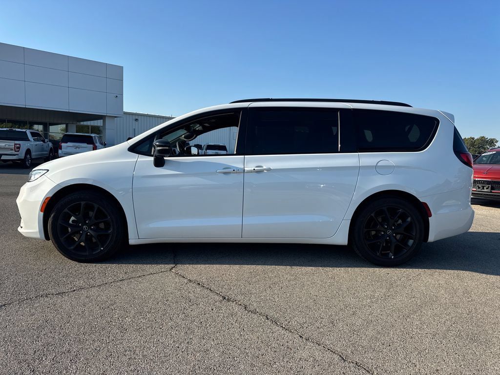 Used 2025 Chrysler Pacifica Limited FWD image 3