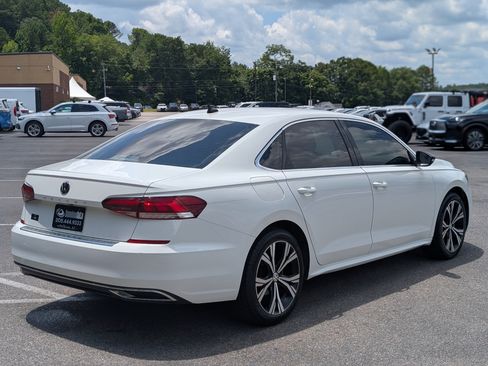 Used 2022 Volkswagen Passat 2.0T SE FWD image 9