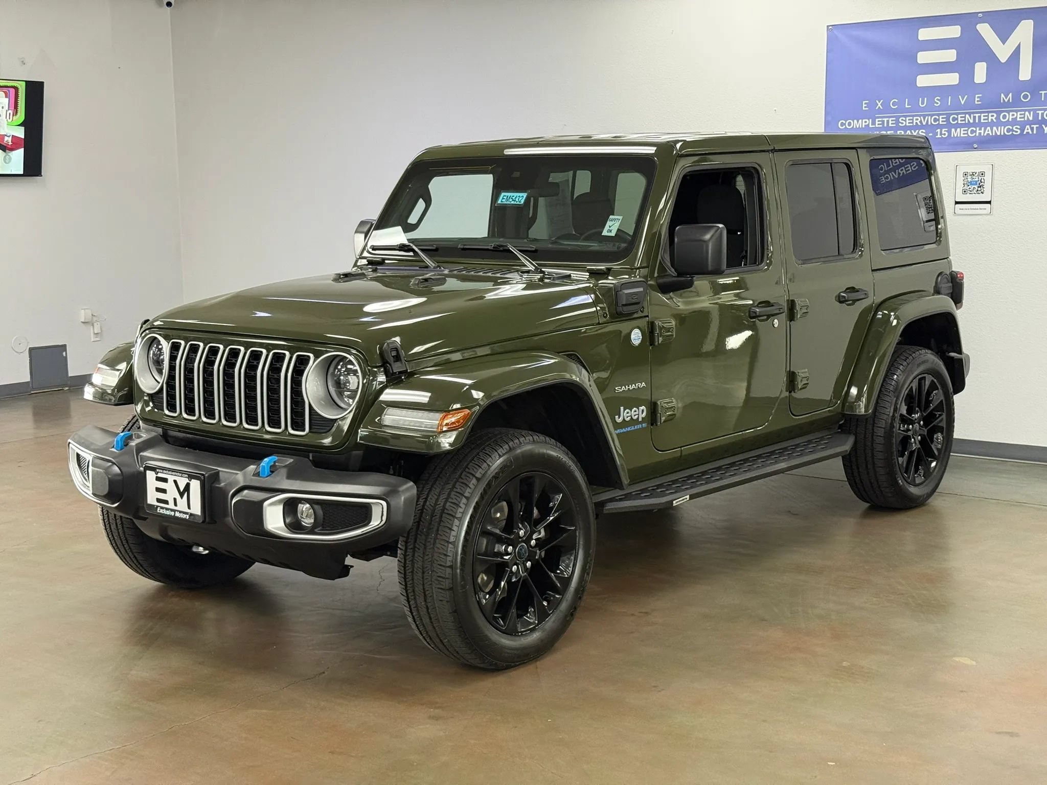 Used 2024 Jeep Wrangler Unlimited Sahara w/ Safety Group AWD/4WD image 4