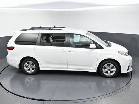 Used 2019 Toyota Sienna LE image 48
