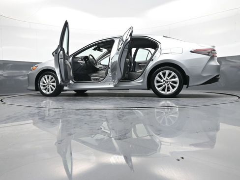 Used 2021 Toyota Camry LE image 47