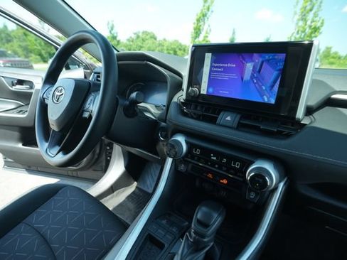 Used 2024 Toyota RAV4 XLE FWD image 36