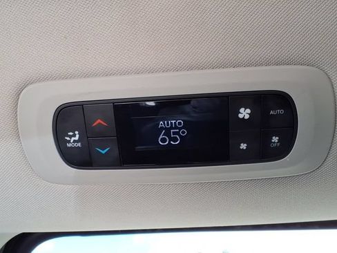 Used 2024 Chrysler Pacifica Limited FWD image 18