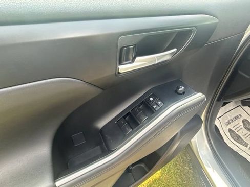 Used 2023 Toyota Highlander XLE AWD/4WD image 12
