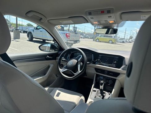 Used 2024 Volkswagen Jetta SE FWD image 9