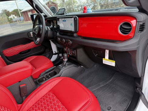 Used 2025 Jeep Wrangler Unlimited Sahara AWD/4WD image 30