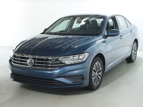 Used 2019 Volkswagen Jetta SE w/ Cold Weather Package FWD image 3