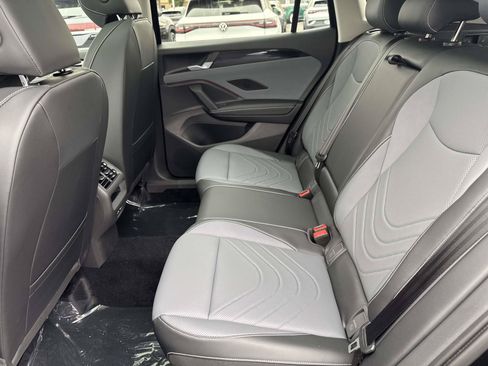 New 2026 Volkswagen Tiguan SE FWD image 11