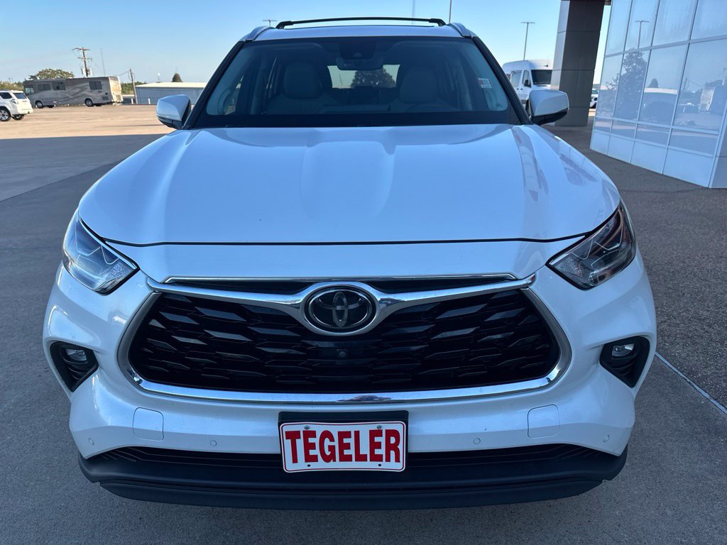 Used 2020 Toyota Highlander Limited FWD image 2