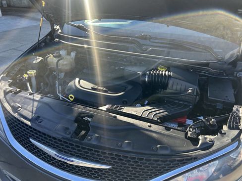 Used 2020 Chrysler Pacifica Touring-L image 34