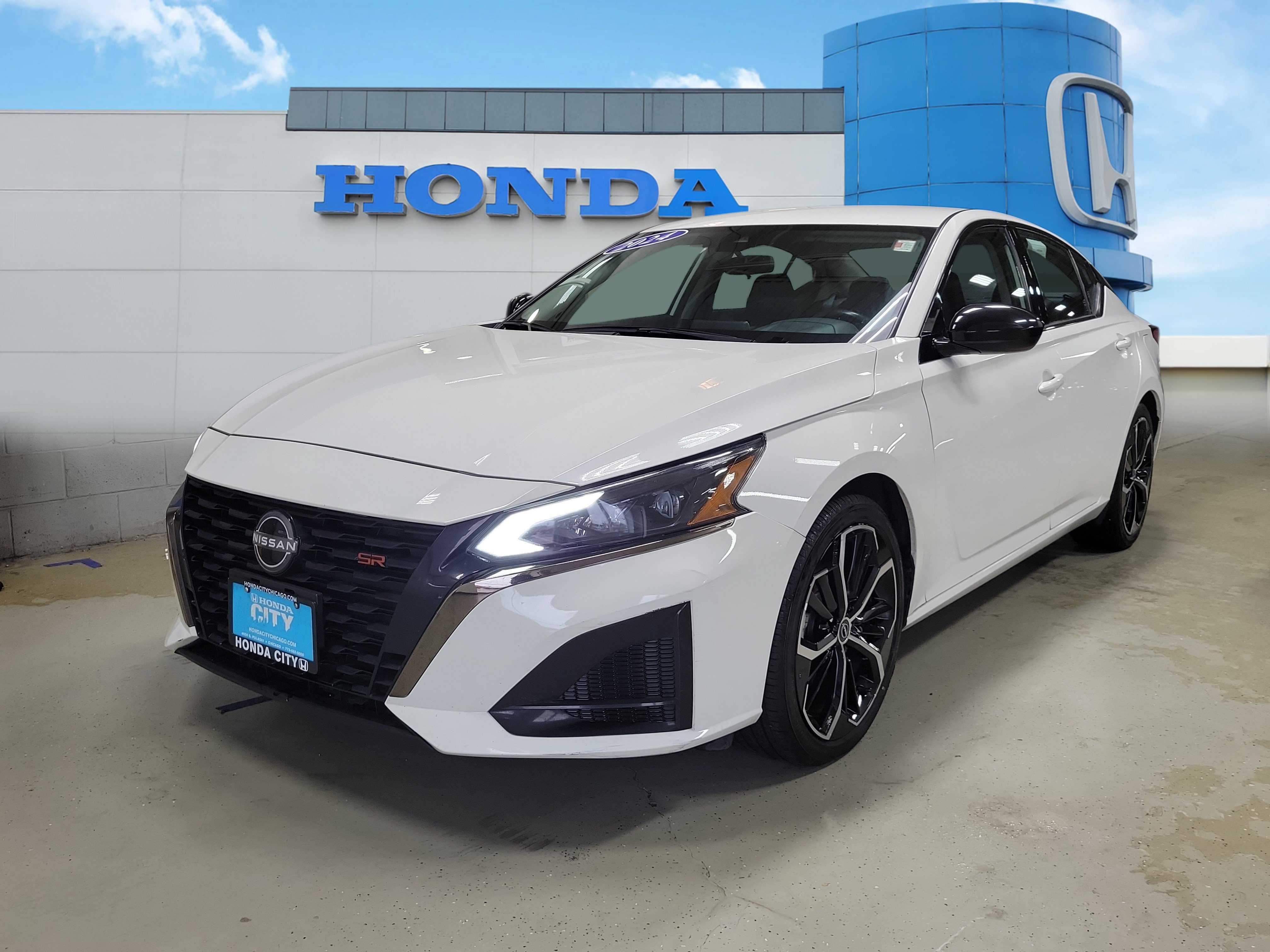 Used 2024 Nissan Altima 2.5 SR FWD image 2