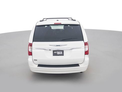 Used 2013 Chrysler Town & Country Touring image 6