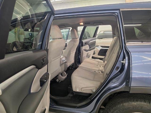 Used 2018 Toyota Highlander LE w/ Carpet Mat Package (TMS) FWD image 33