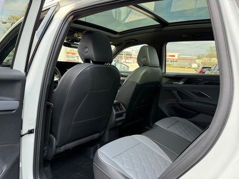 New 2026 Volkswagen Tiguan SEL R-Line AWD/4WD image 15