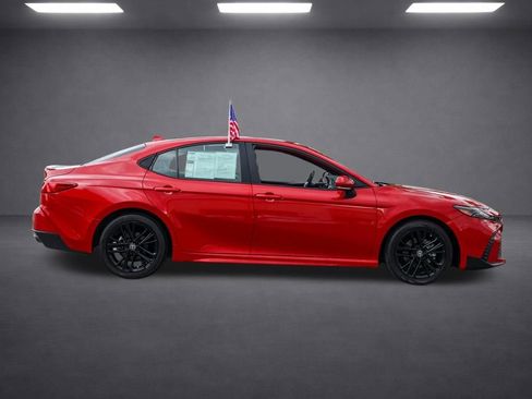 Used 2025 Toyota Camry SE FWD image 3