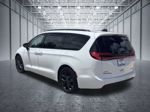 Used 2025 Chrysler Pacifica Limited FWD image 3