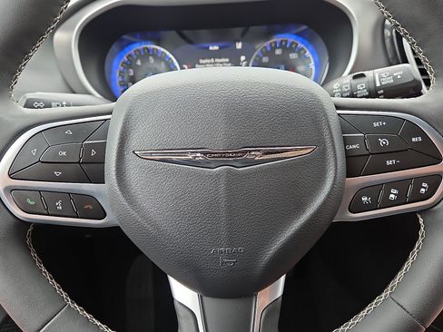 Used 2025 Chrysler Pacifica Select FWD image 17