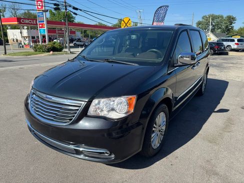 Used 2015 Chrysler Town & Country Touring-L w/ Driver Convenience Group image 3