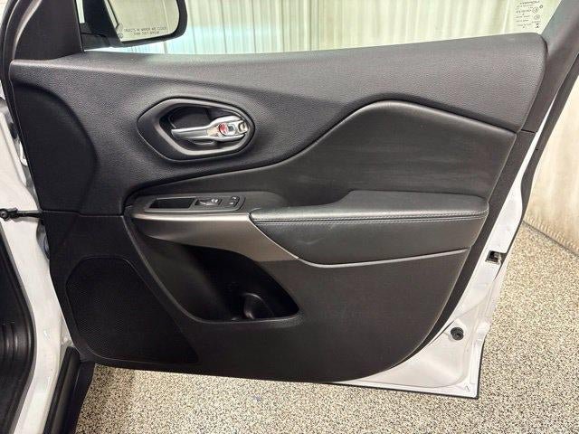 Used 2019 Jeep Cherokee Latitude Plus w/ Cold Weather Group FWD image 22