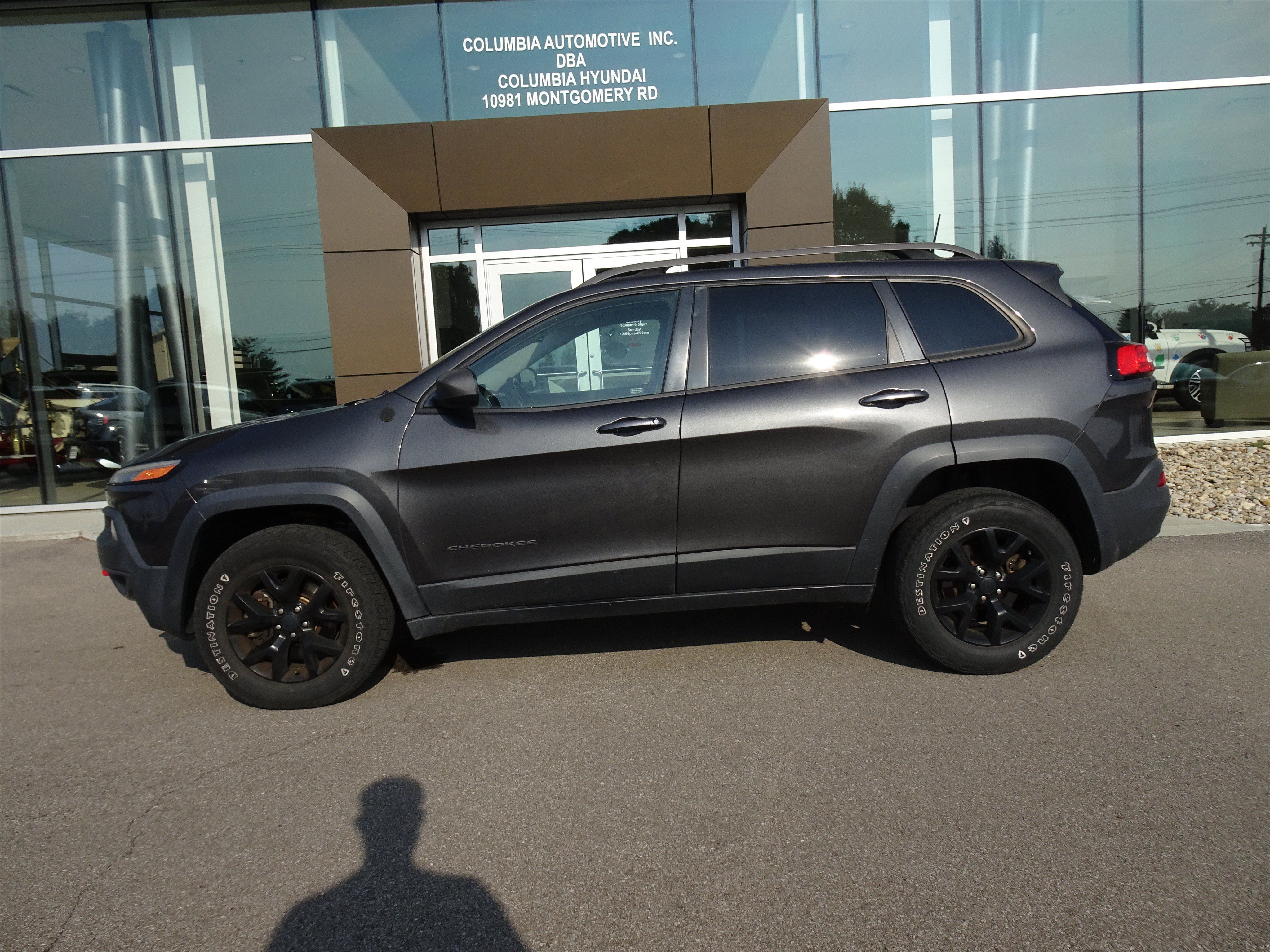 Used 2016 Jeep Cherokee Trailhawk w/ Cold Weather Group AWD/4WD image 2