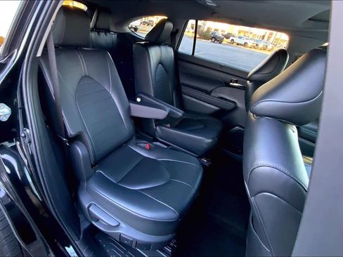 Used 2024 Toyota Highlander XLE image 19