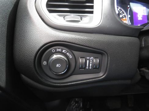 Used 2020 Jeep Renegade Latitude FWD image 25