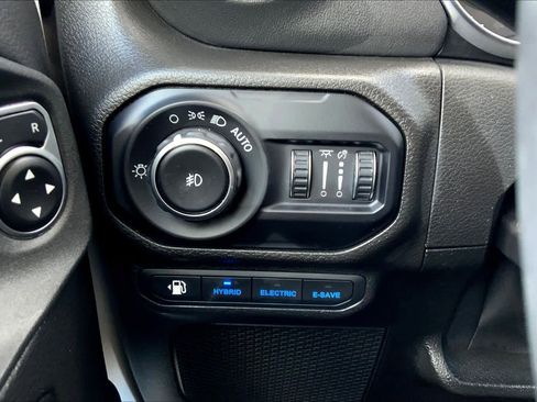 Used 2022 Jeep Wrangler Unlimited Sahara image 32