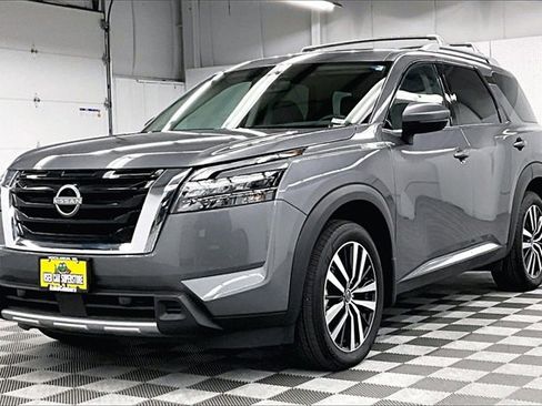 Used 2025 Nissan Pathfinder Platinum image 11