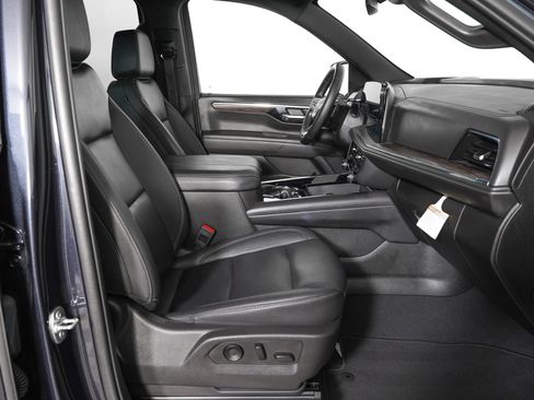 Used 2025 Chevrolet Suburban Z71 AWD/4WD image 8