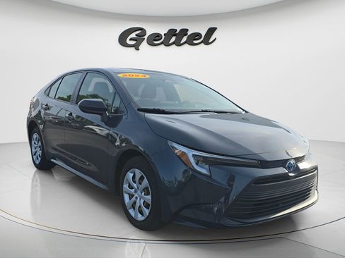 Used 2023 Toyota Corolla LE FWD image 3