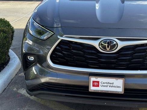 Certified 2025 Toyota Highlander LE FWD image 5